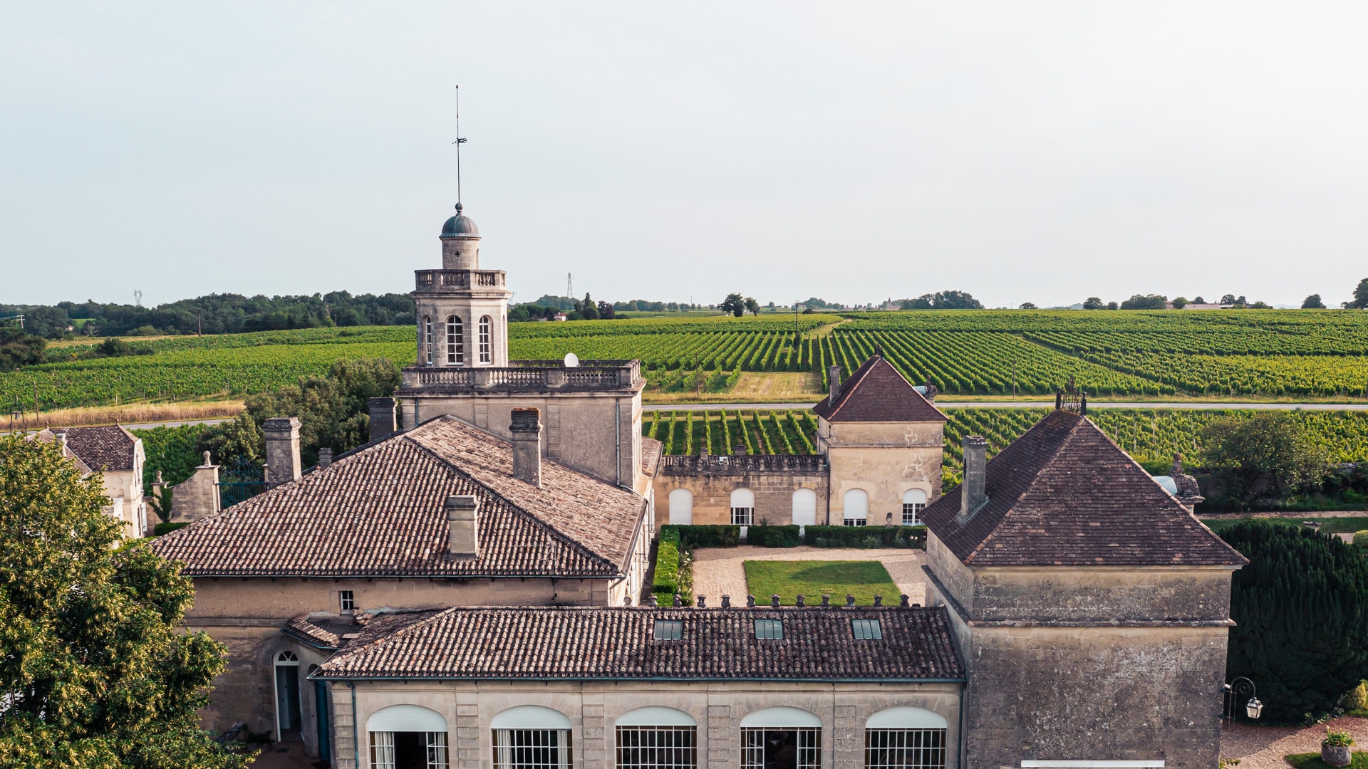 château Bonnet, et son vignoble, vue drone