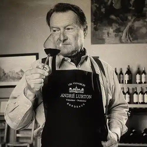 André Lurton dégustant un verre de vin rouge